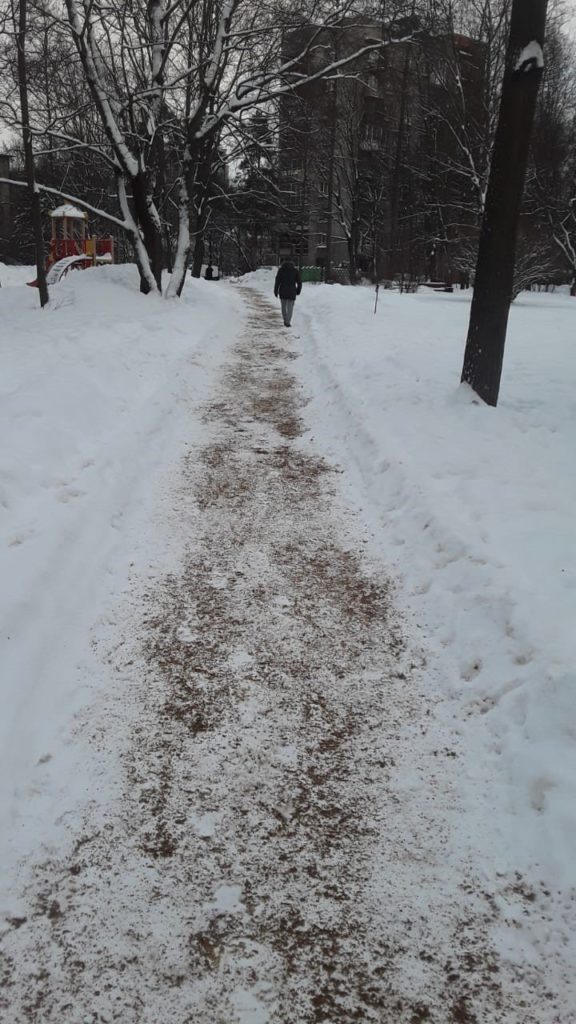Пешеходная дорожка после уборки снега и подсыпки песчаной смесью. 