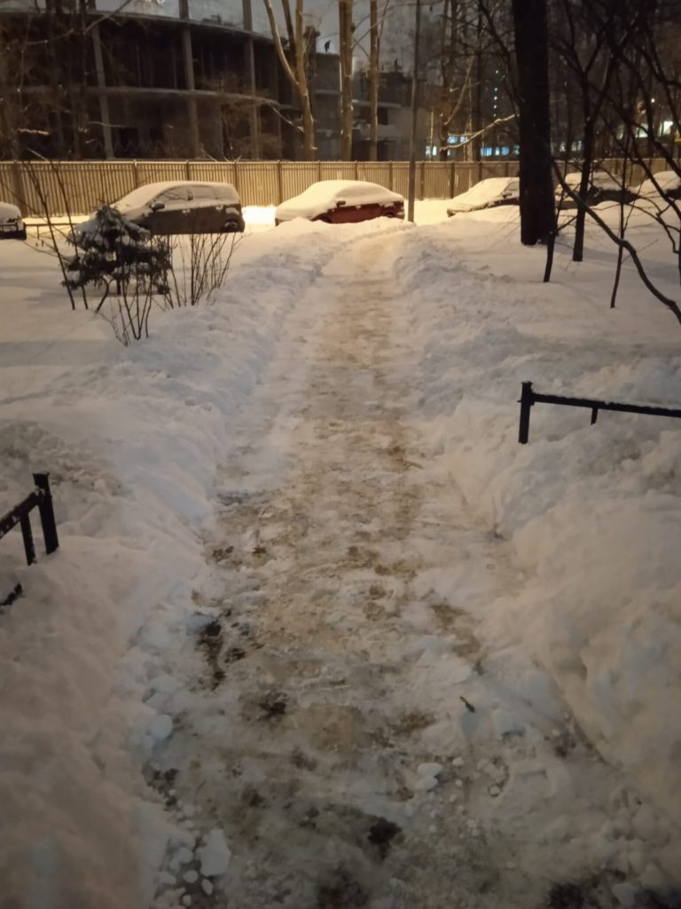 очищенная от снега пешеходная дорожка