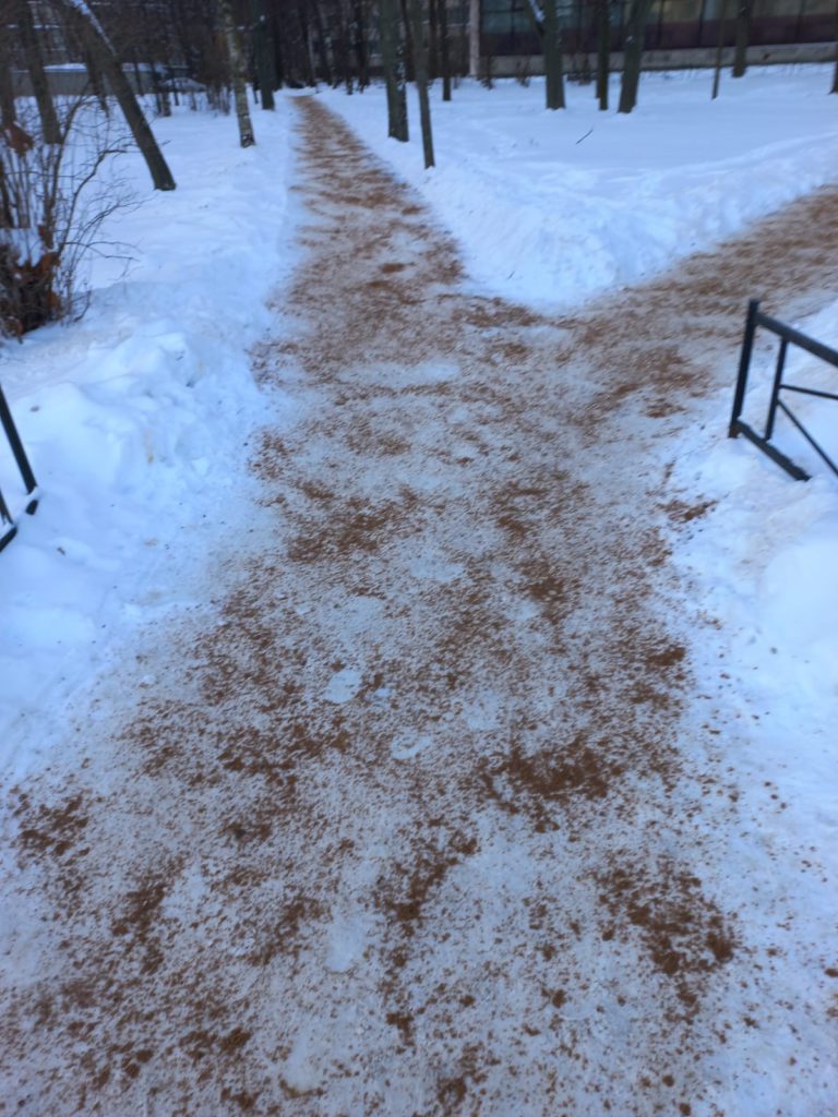Пешеходная дорожка после очистки от снега и посыпки песчаной смесью.