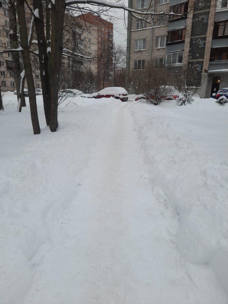 Уборка пешеходной дорожки от снега.
