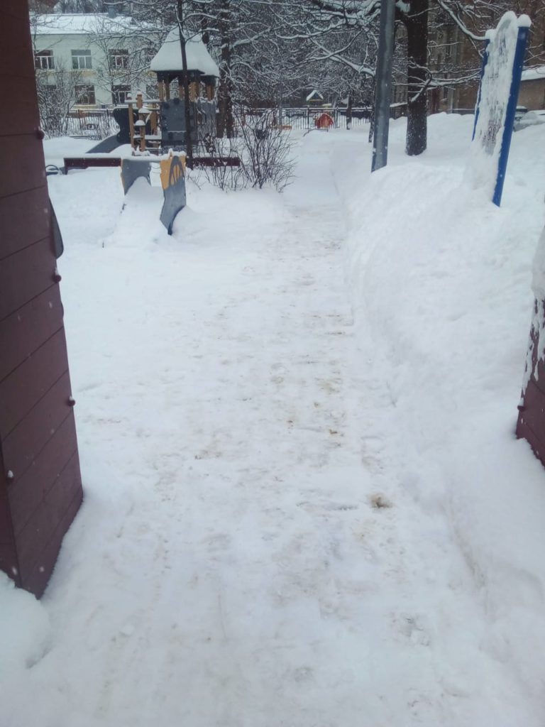 Уборка пешеходной дорожки и детской площадки от снега.