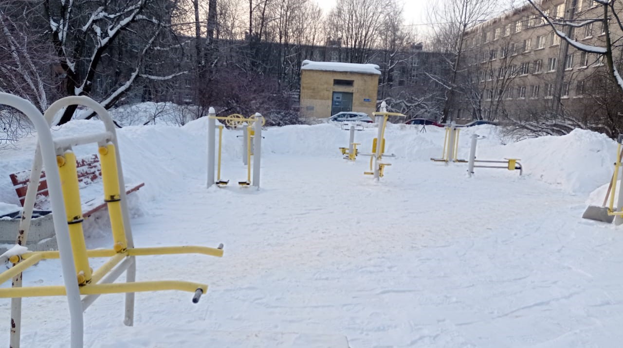 Спортивная площадка после очистки от снега