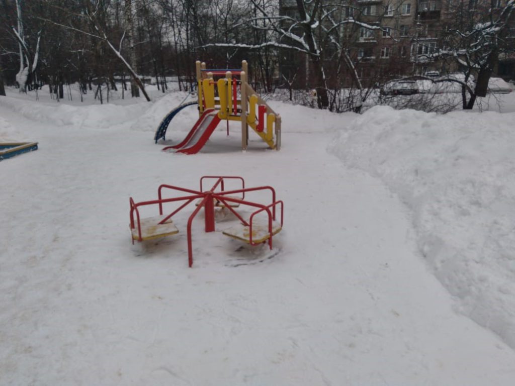 Детская площадка после очистки от снега. 