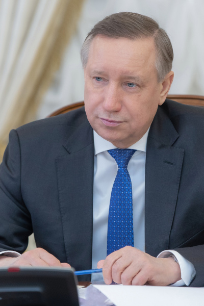 Губернатор Санкт-Петербурга Беглов А.Д. (мужчина в темно-синем костюме, белой рубашке и синем галстуке).