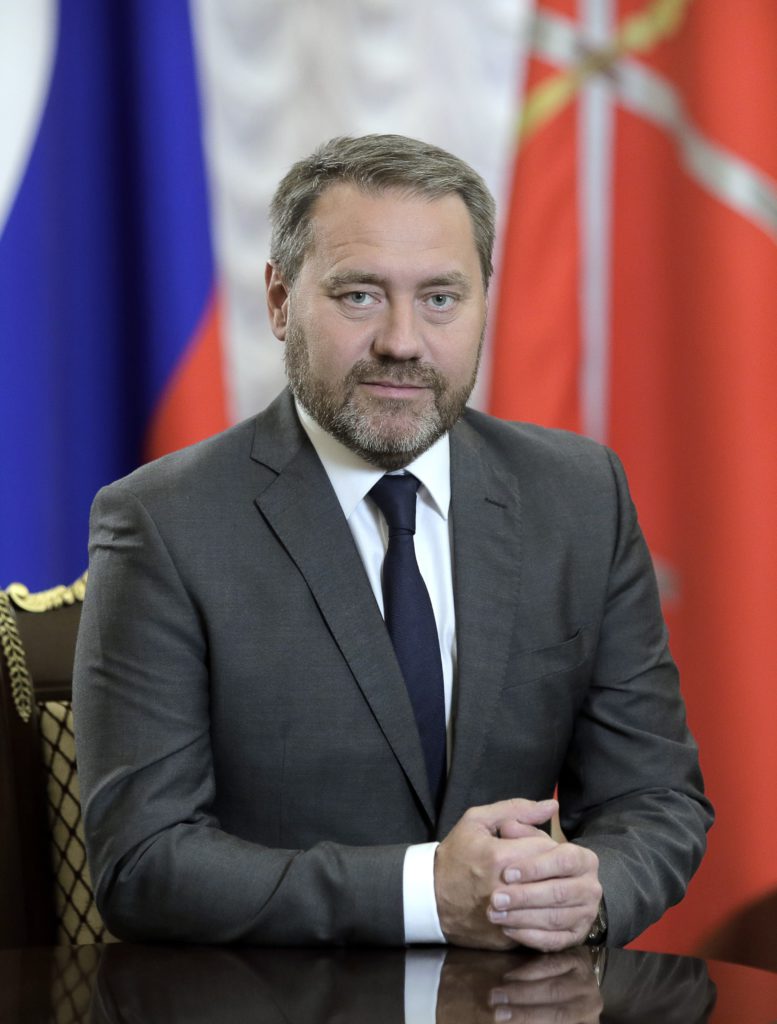 Председатель Законодательного Собрания Санкт-Петербурга Бельский А.Н. (мужчина в сером костюме, белой рубашке и синем галстуке). 