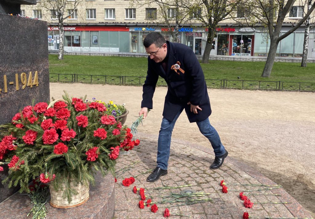Глава Администрации Светлановское возлагает цветы в Сквере Блокадников.