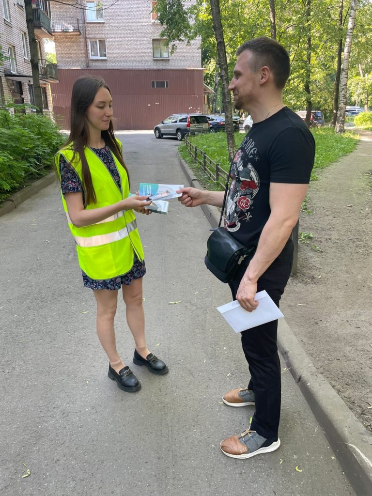 Сотрудники МО Светлановское проводят профилактическую беседу и дарят буклет "Осторожно, наркотики!"
