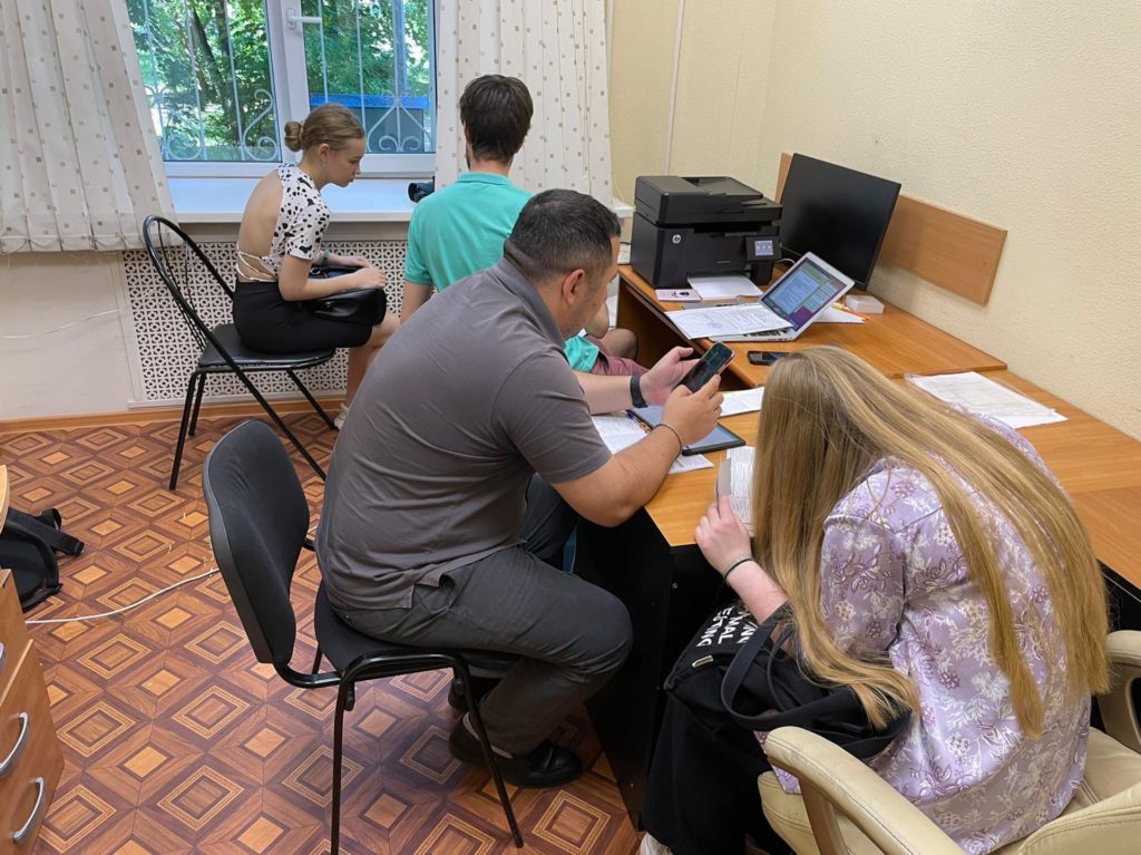 Подростки в кабинете заполняют документы для временного трудоустройства в летний период
