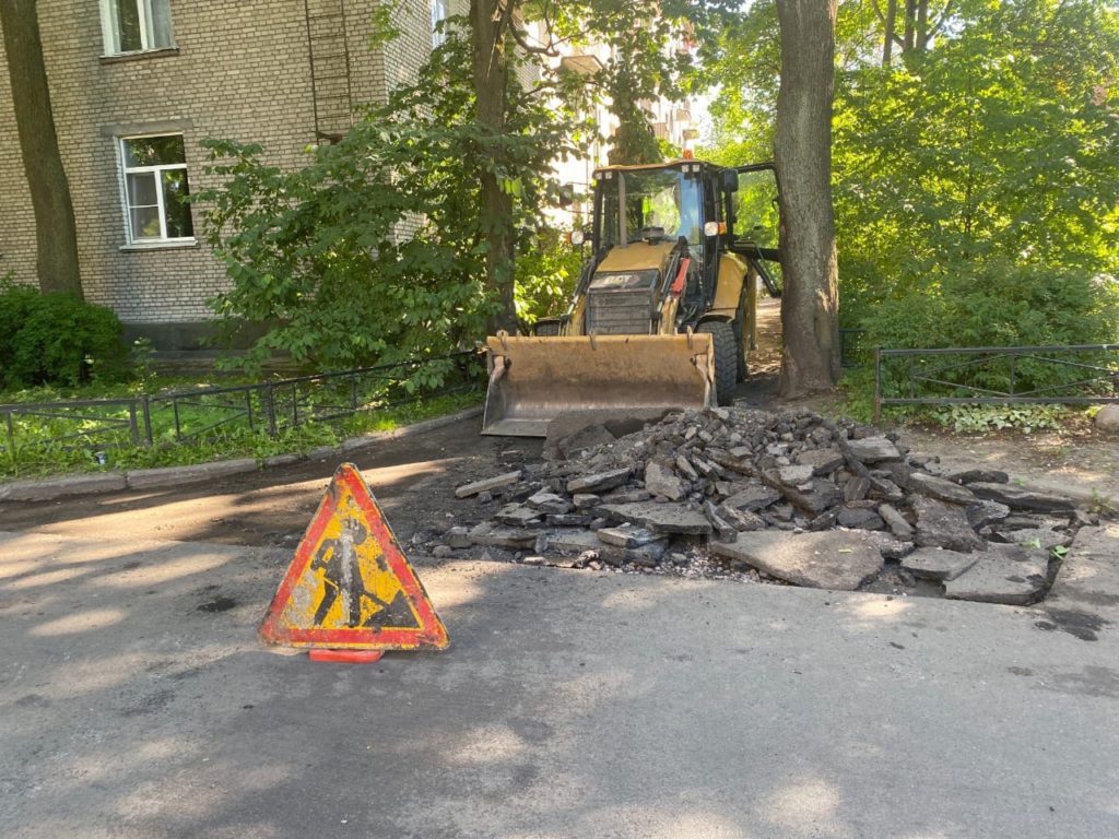 Работы по ремонту асфальтобетонного покрытия по дворах в МО Светлановское. Удаление старого асфальта с дороги. 