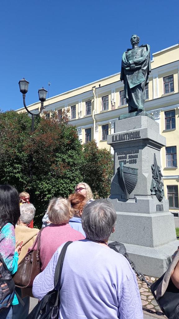 Жители МО Светлановское на экскурсии (стоят перед памятником). 