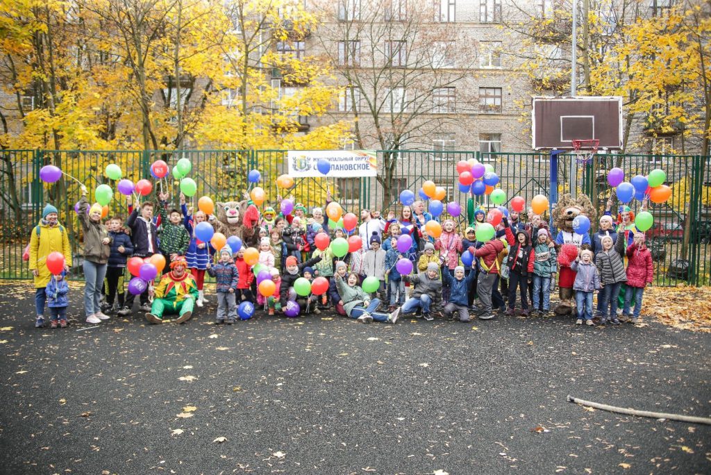 На фото: дети и взрослые держат в руках разноцветные воздушные шары.