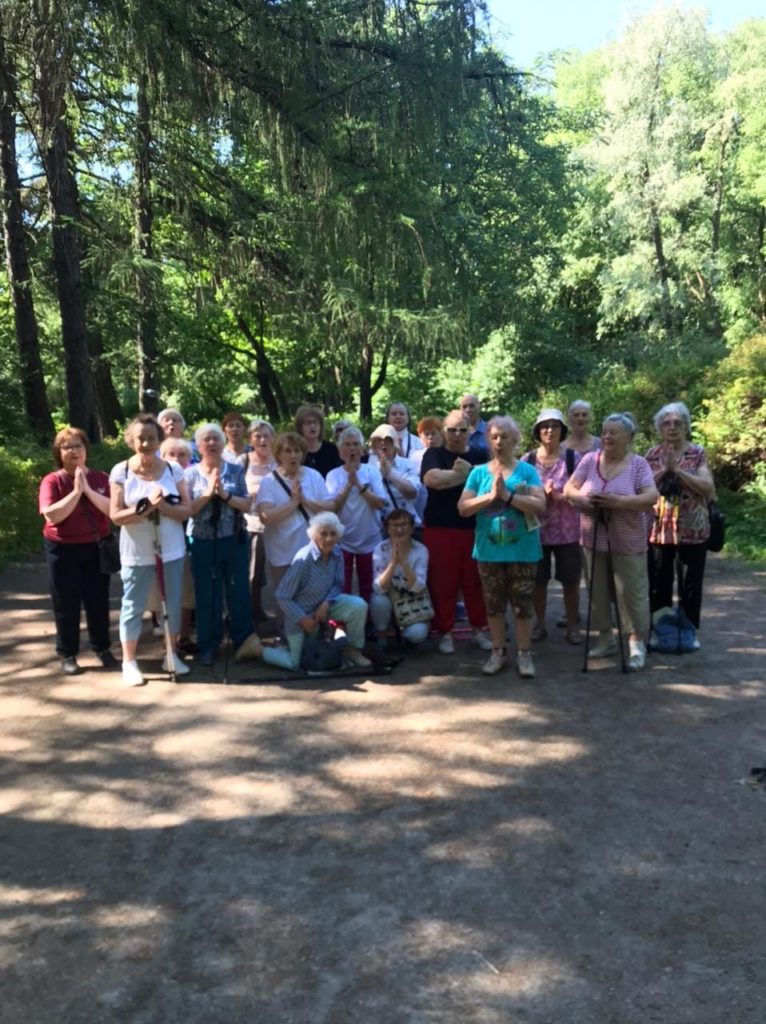 Пенсионеры МО Светлановское занимаются спортом в группе здоровья в парке. 